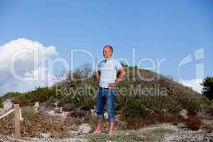 junger mann entspannt am strand in dünen