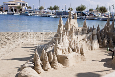 große kreative sandburg am strand im urlaub