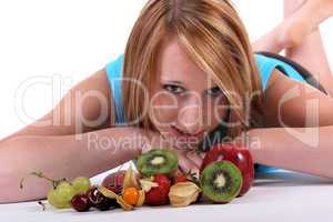 Junge Frau mit Früchten