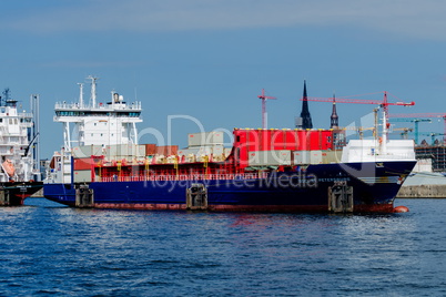 Containerschiff im Hamburger Hafen