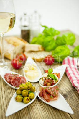 gemischte vorspeisenplatte mit parma parmesan tomaten oliven auf