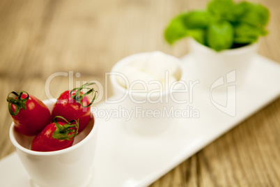 Leckere Tomaten mit mozzarella salat caprese auf einem Teller