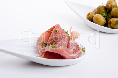 gemischte vorspeisenplatte mit parma parmesan tomaten oliven auf