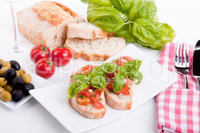 Frische bruschetta mit tomaten und Knoblauch auf einem Teller