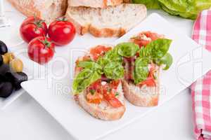 Frische bruschetta mit tomaten und Knoblauch auf einem Teller