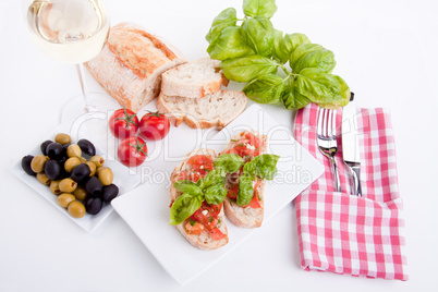 Frische bruschetta mit tomaten und Knoblauch auf einem Teller