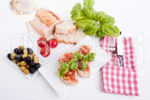 Frische bruschetta mit tomaten und Knoblauch auf einem Teller