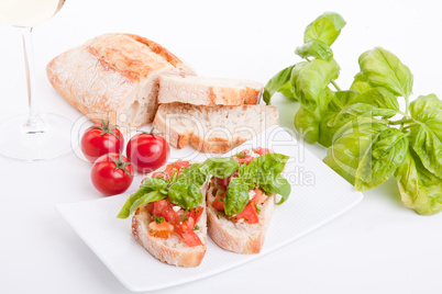 Frische bruschetta mit tomaten und Knoblauch auf einem Teller