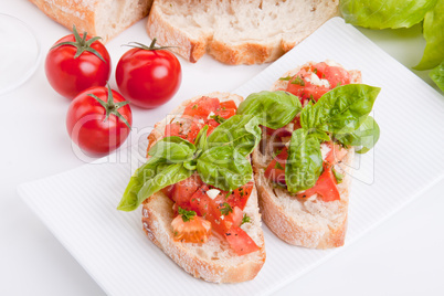 Frische bruschetta mit tomaten und Knoblauch auf einem Teller