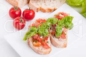 Frische bruschetta mit tomaten und Knoblauch auf einem Teller