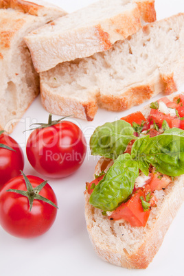 Frische bruschetta mit tomaten und Knoblauch auf einem Teller