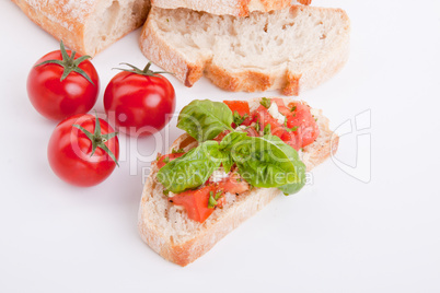 Frische bruschetta mit tomaten und Knoblauch auf einem Teller