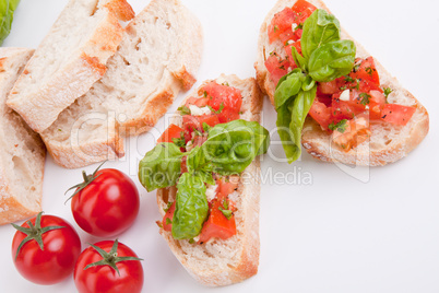 Frische bruschetta mit tomaten und Knoblauch auf einem Teller