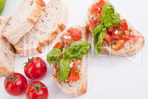 Frische bruschetta mit tomaten und Knoblauch auf einem Teller