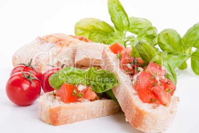 Frische bruschetta mit tomaten und Knoblauch auf einem Teller