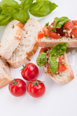 Frische bruschetta mit tomaten und Knoblauch auf einem Teller