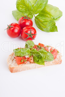 frische Bruschetta mit Tomaten und Knoblauch auf einem Teller