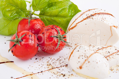 frische tomaten mozzarella mit Basilikum salat caprese