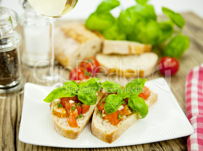 frische italienische Bruschetta mit Tomaten und Knoblauch auf ei