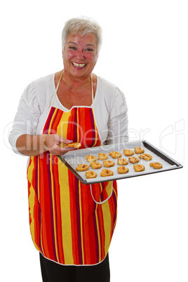 Seniorin mit selbst gebackenen Plaetzchen