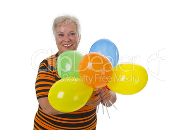 Seniiorin mit bunten Luftballons
