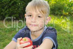 Junge mit Apfel