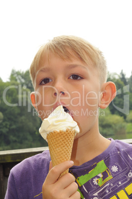 Junge mit Eis