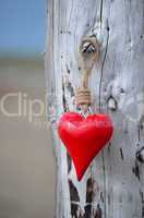 ein rotes Herz am Strand