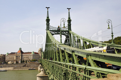 Die Freiheitsbrücke mit Gellert Bad und Hotel in Budapest