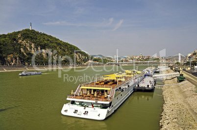 Blick zur Elisabethbrücke und Burgpalast in Budapest, Ungarn