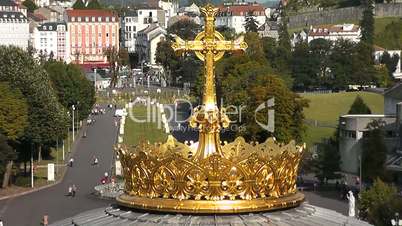 Goldene Krone mit Kreuz