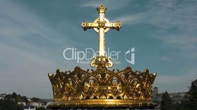 Goldene Krone mit Kreuz