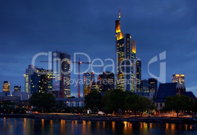 Skyline Frankfurt am Main zur blauen Stunde am Abend