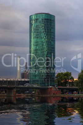 Westhafen Tower mit Wasserspiegelung des Main
