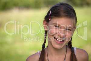 Portrait eines lachenden Mädchens