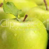 Grüne Äpfel mit Wassertropfen