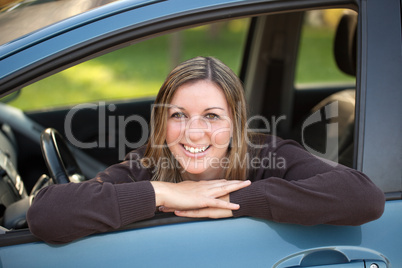 Lachende Autofahrerin
