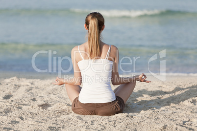 Frau macht yoga Sport am Strand Querformat