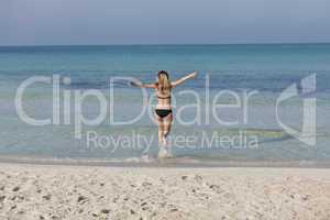 Frau mit Bikini im meer beim Springen Querformat