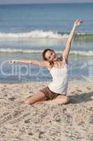 Frau mit Bikini im meer beim Springen Hochformat