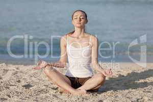 Frau macht yoga Sport am Strand Querformat