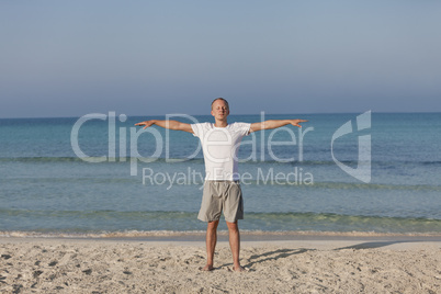 Mann macht yoga Sport am Strand Querformat