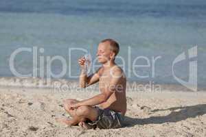 Mann trinkt wasser aus einer flasche am Strand Querformat