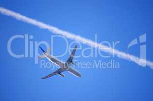 Flugzeug mit Kondensstreifen am Himmel