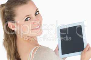 Smiling woman showing a screen tablet