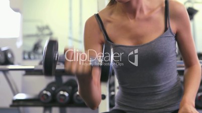 Woman lifiting a dumbbell