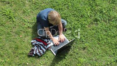 Kind spielt am Laptop