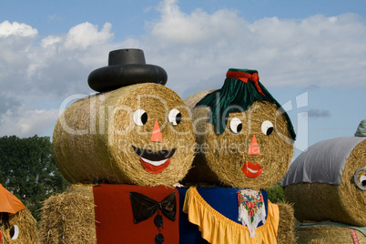 Zwei Figuren aus Strohballen