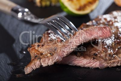 Scheiben von Steak mit einer Gabel