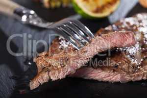 Scheiben von Steak mit einer Gabel